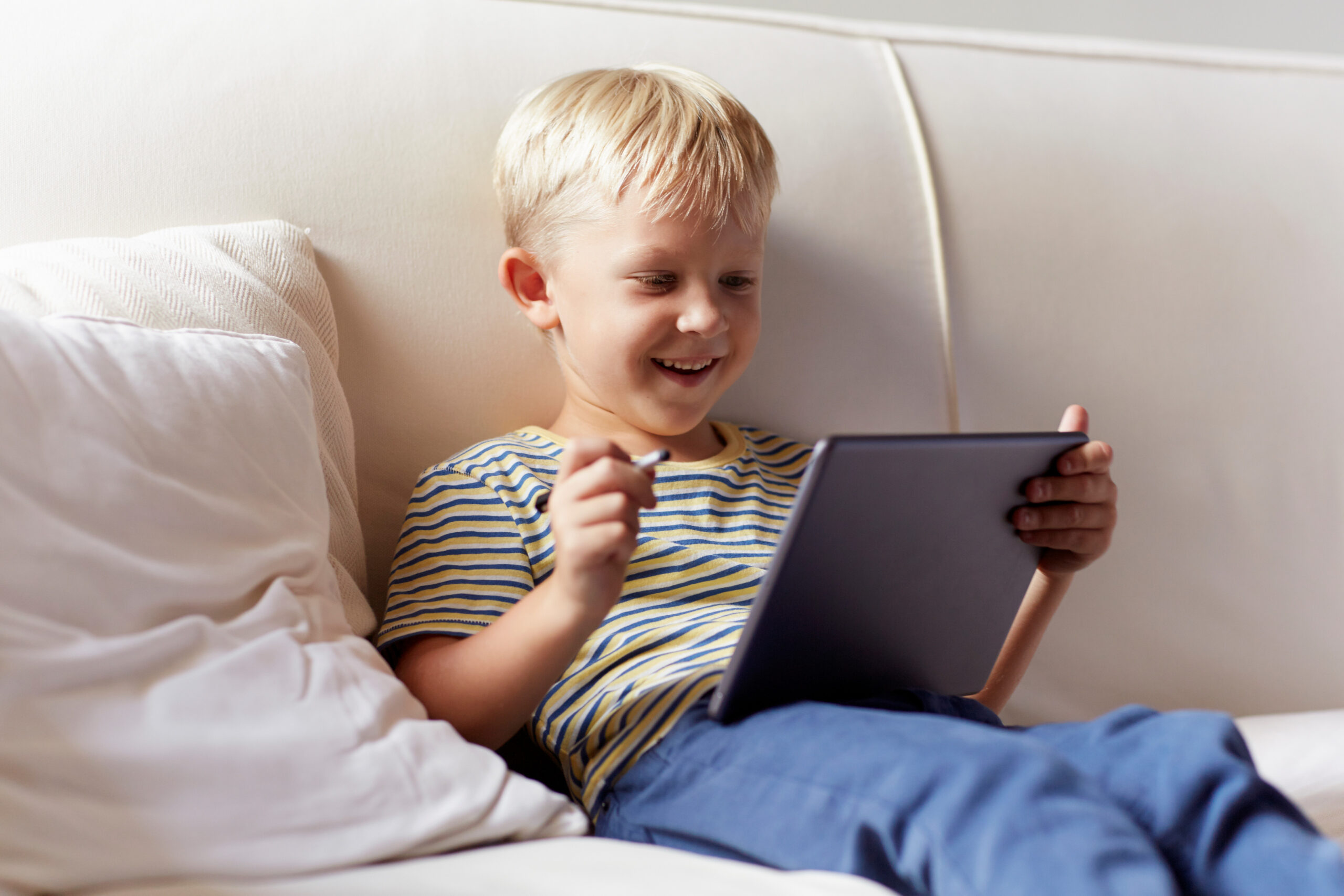 Anak-anak bermain dengan tablet dan smartphones mereka dirampas dari mimpi yang berharga, ... 1