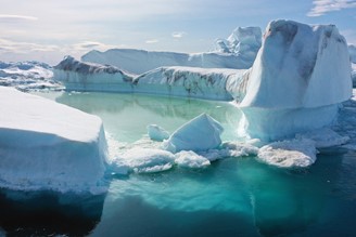 Den globala uppvärmningen gör glaciärer till vattenfall i Grönland