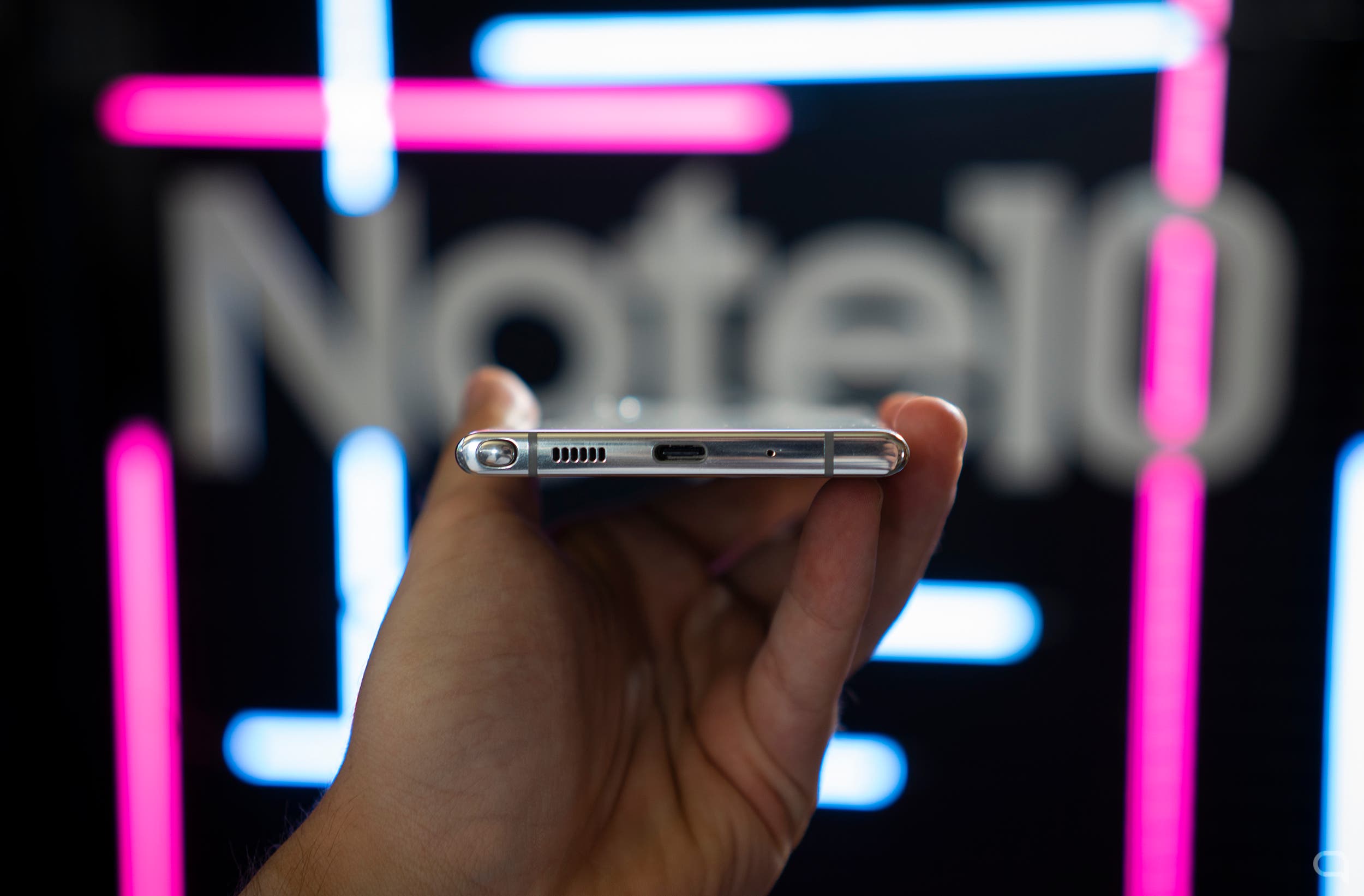 Samsung menghilangkan dua elemen yang sangat khas dalam keluarga Note 1