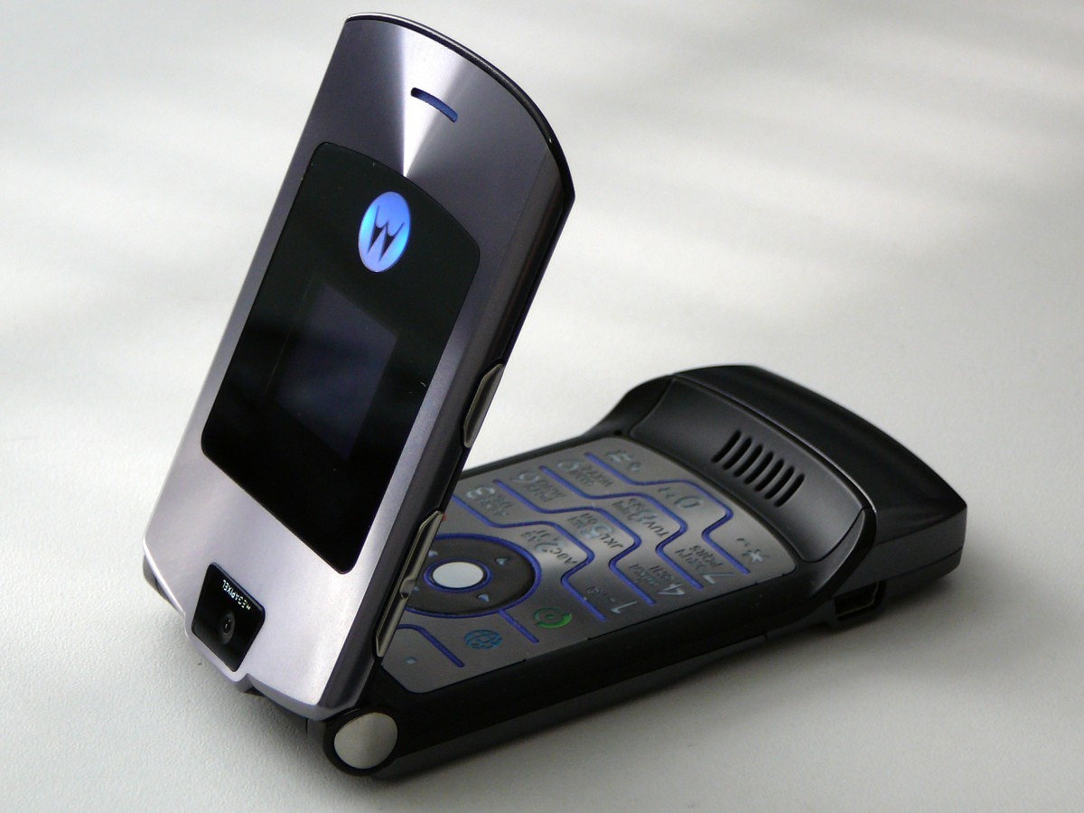 Throwback Tech Thursday: Mengunjungi kembali ikon Moto Razr V3, ponsel yang membuat Anda terlihat keren! 1