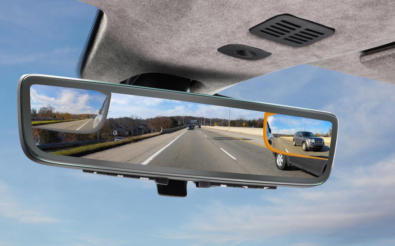 Sebuah merek mobil memiliki kaca spion baru yang menunjukkan bintik-bintik buta pada video 1