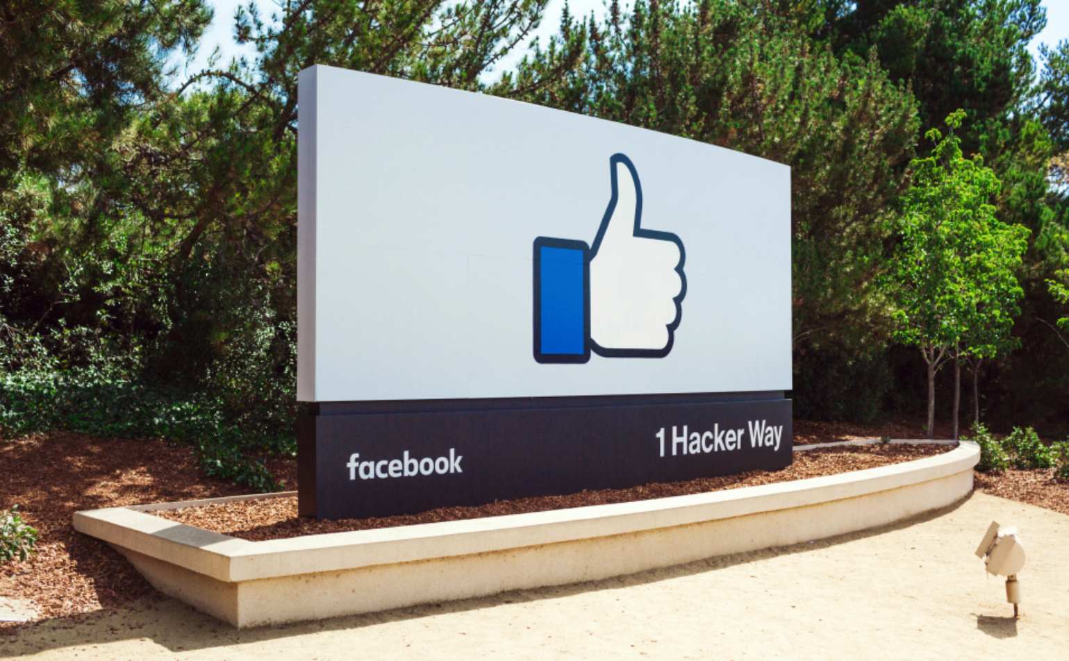Facebook mulailah mencoba untuk menyembunyikan jumlah reaksi dalam posting