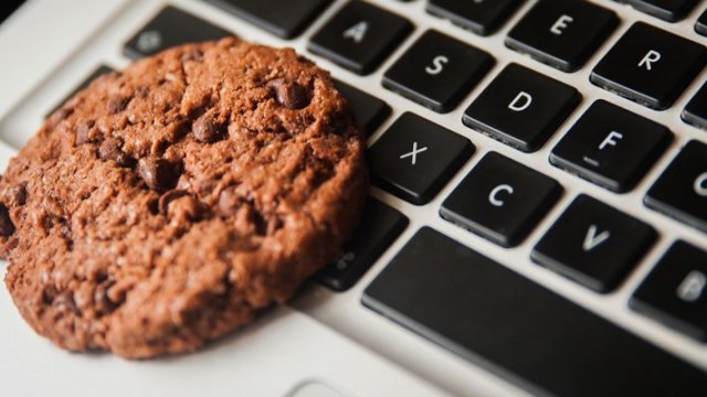 Cookie chip coklat di laptop