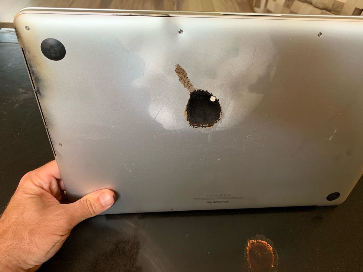 Foto-foto ini Menunjukkan Mengapa ApplePengingat Baterai MacBook Pro Penting