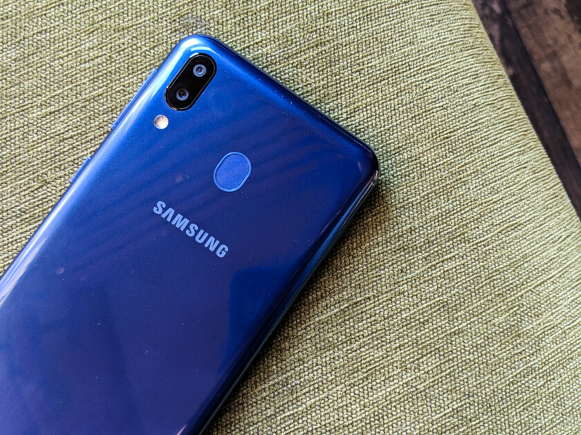 Baksidan av Samsung Galaxu M20 blå har två kameror.