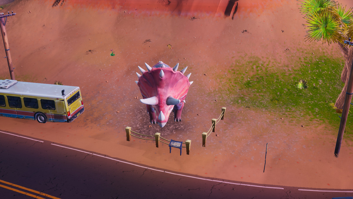 Triceratops merah muda di bagian gurun Gurun Pasir Fortnite peta