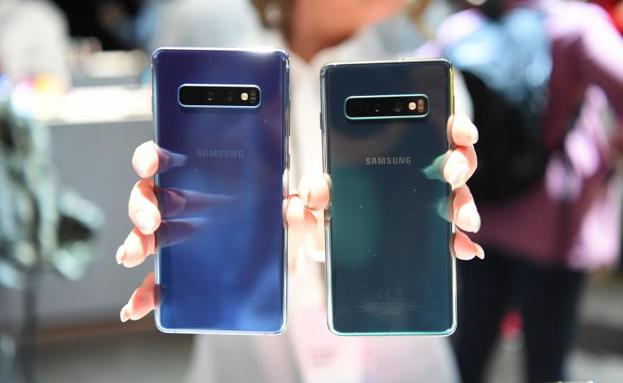 Di sebelah kiri, Samsung S10 + dan di sebelah kanan S10.