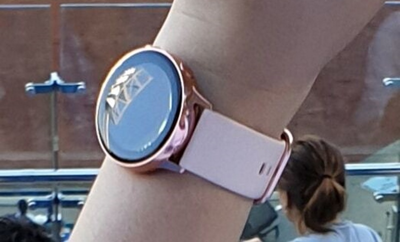 Samsung Galaxy Note 10 foto di sebelah Watch Active 2 1