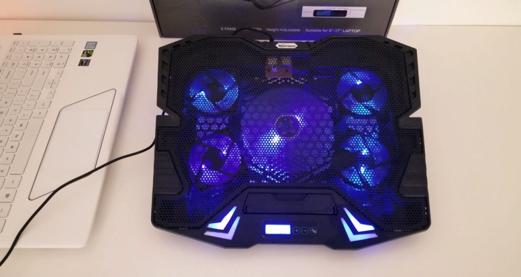 TopMate C7 Gaming Laptop Cooling Pad öppnas med kraft 