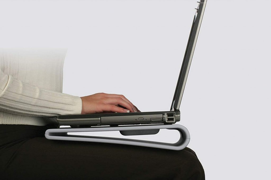 Targus Lap Chill Mat model AWE55US dengan laptop