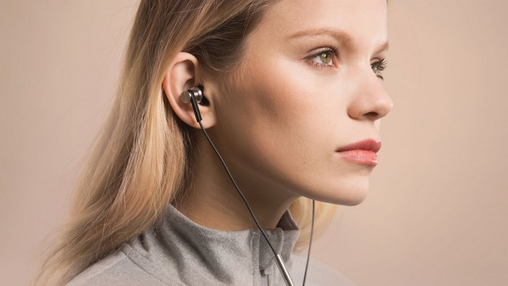 Apakah Anda memerlukan headphone yang bagus dan murah untuk mendengarkan musik pada musim panas ini? 2
