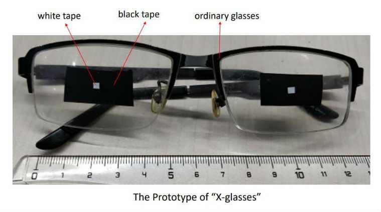 AppleFaceID diretas menggunakan sepasang kacamata, selotip hitam