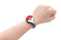 Pokemon Go Plus di pergelangan tangan
