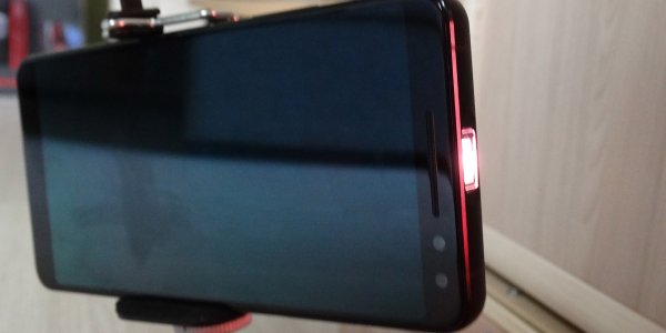 Tinjauan smartphone Blackview Max 1: proyektor laser saku dengan fungsi tambahan