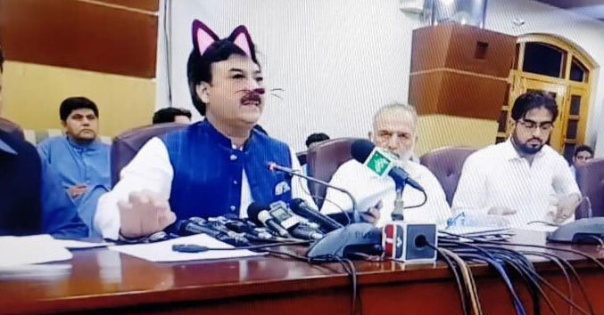 Beginilah cara politisi Pakistan dibiarkan dengan filter kucing yang menyelinap masuk Facebook Hidup