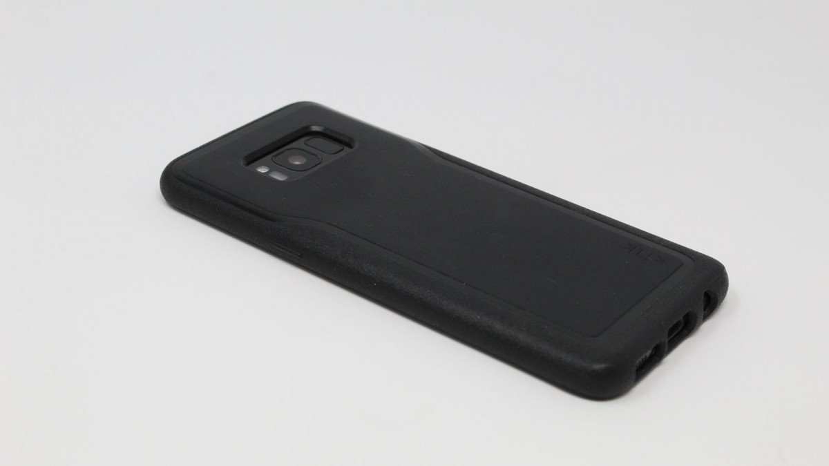 A Samsung Galaxy S8 dalam sebuah case, layar menghadap ke bawah.