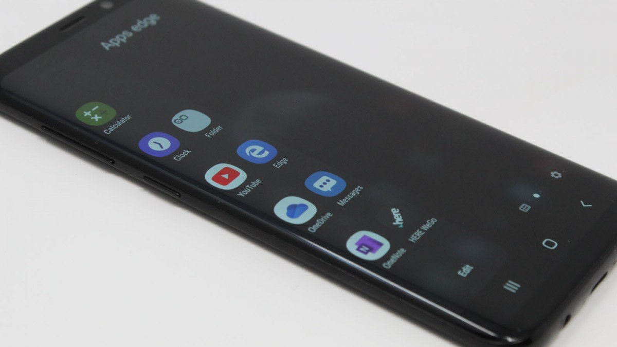 SEBUAH Galaxy S8 dengan panel Edge menunjukkan beberapa ikon.