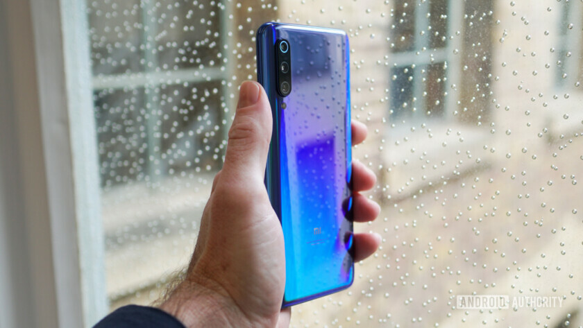 Xiaomi Mi 9 blå i handen