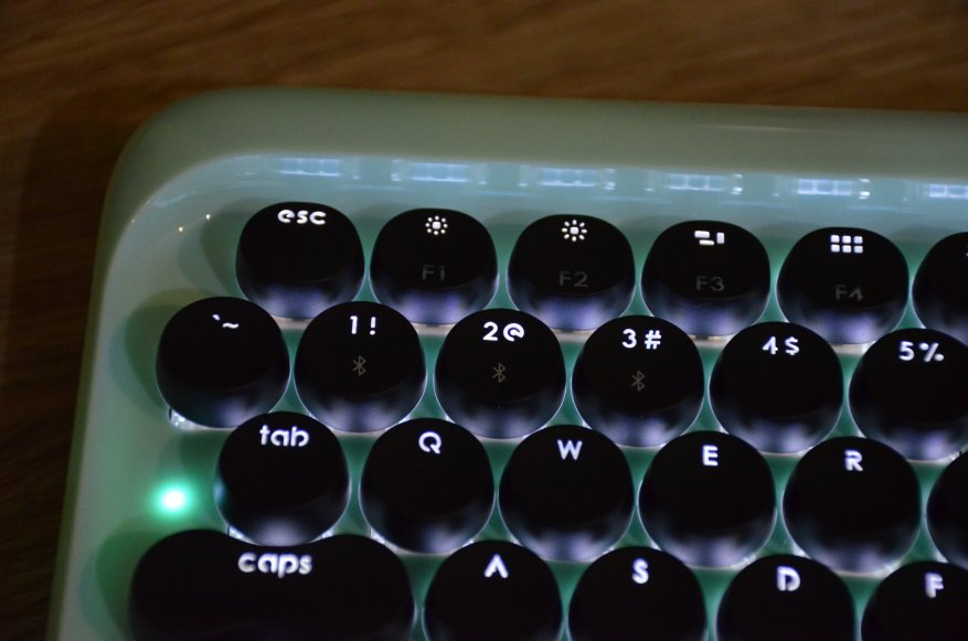 Keyboard bluetooth backlit mekanis antik 8