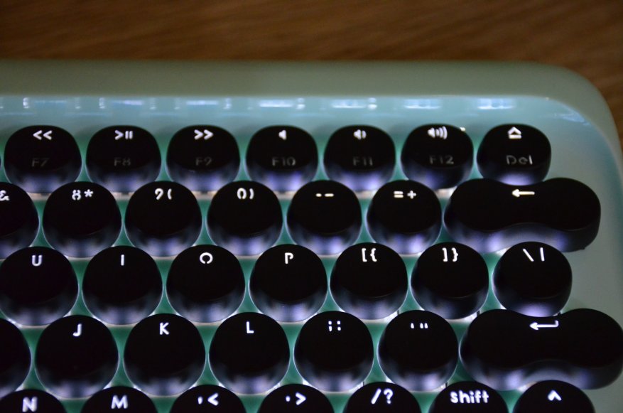 Keyboard bluetooth backlit mekanis antik 9