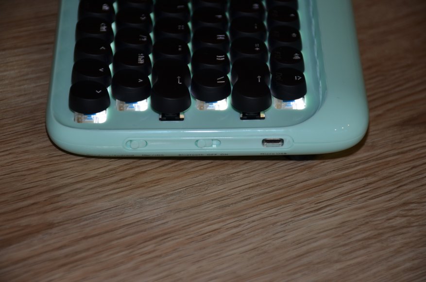 Vintage mekaniskt bakgrundsbelyst Bluetooth-tangentbord 11
