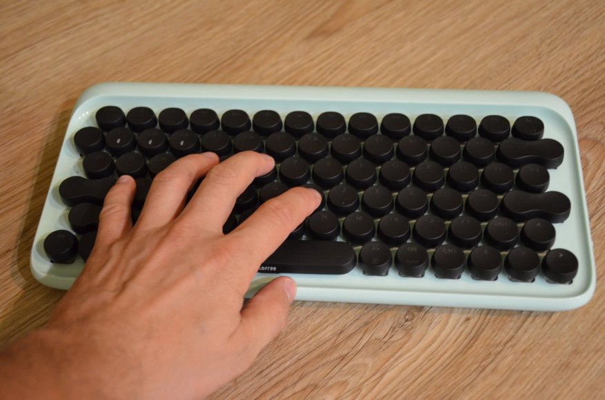 Keyboard bluetooth backlit mekanis antik 19