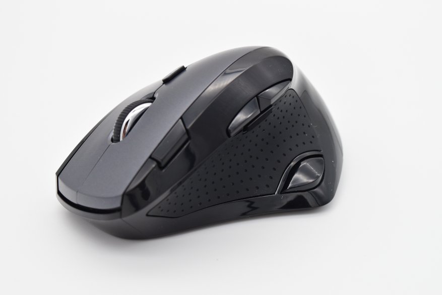 Desain ergonomis khusus dengan kemiringan 60 derajat dalam ulasan mouse Trust Vergo 3