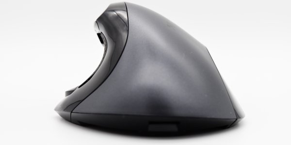Desain ergonomis khusus dengan kemiringan 60 derajat dalam ulasan mouse Trust Vergo