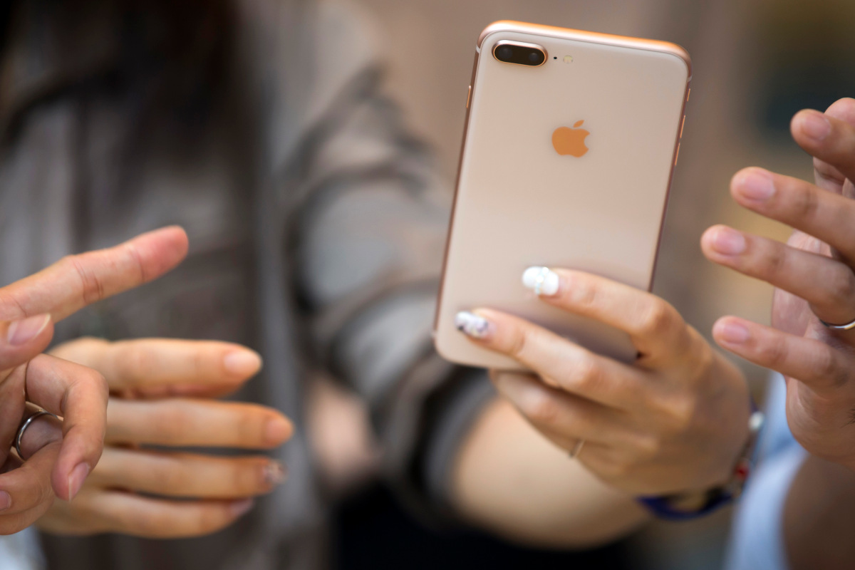 Masa pakai baterai iPhone baru bisa GANDA iPhone 8 - as Apple berebut untuk membuat Anda meningkatkan