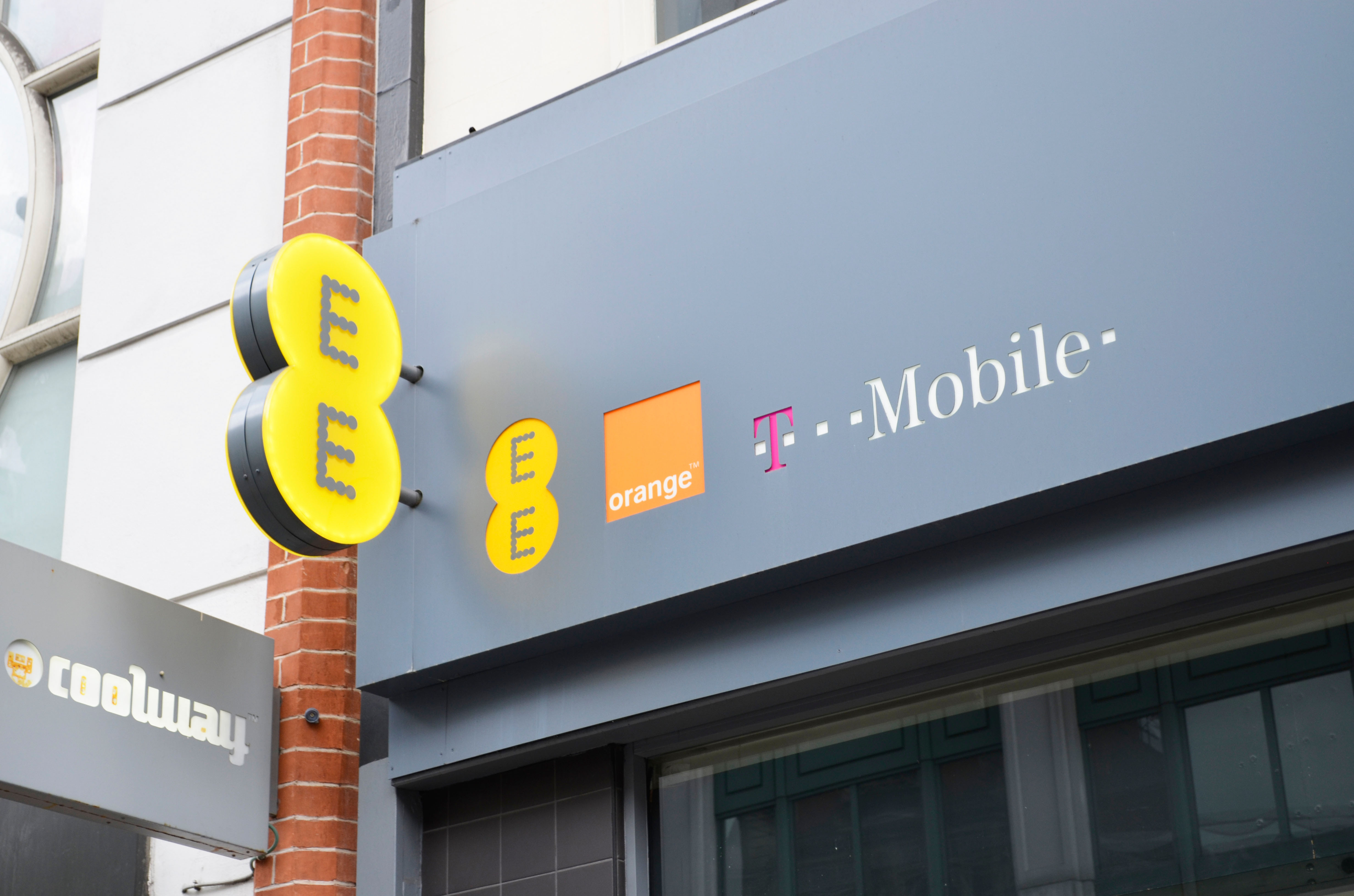     EE är den första leverantören i Storbritannien som lanserar 5G