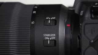 Canon RF 15-35mm f / 2L memiliki Image Stabilizer 5-stop Canon, yang berkinerja baik