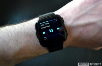Kontrollera musik från Fitbit Versa