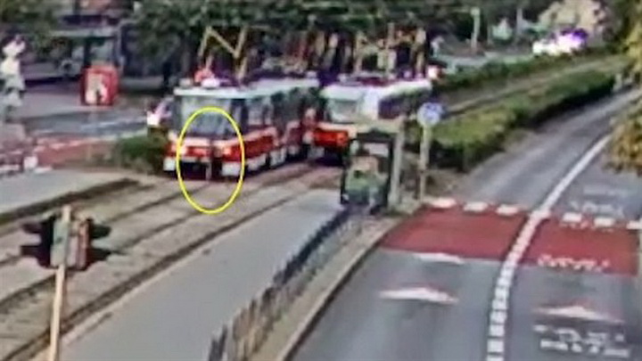 Polisi ingin Anda menonton video ini. Seorang anak laki-laki berusia 13 tahun tersapu oleh trem, teleponlah yang harus disalahkan!