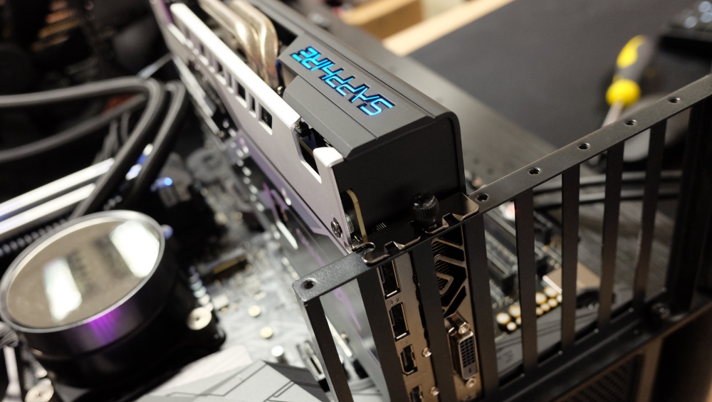 AMD Radeon RX 600 GPU mengungkapkan - benjolan spec kecil untuk PC pra-dibangun
