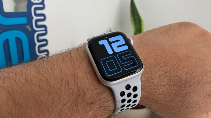 Gambar jam tangan pintar Apple Watch 4 terbuat dari keramik dan titanium sesuai dengan watchOS 6