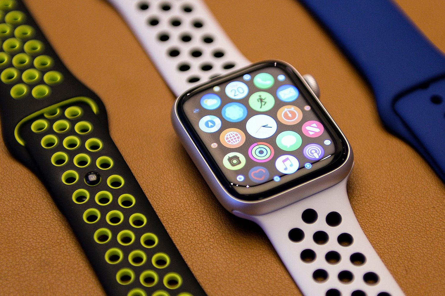 Обзор se часы. Apple watch se 2022. Часы эпл вотч 1. Эпл вотч 5. Apple watch se 2022 40mm.