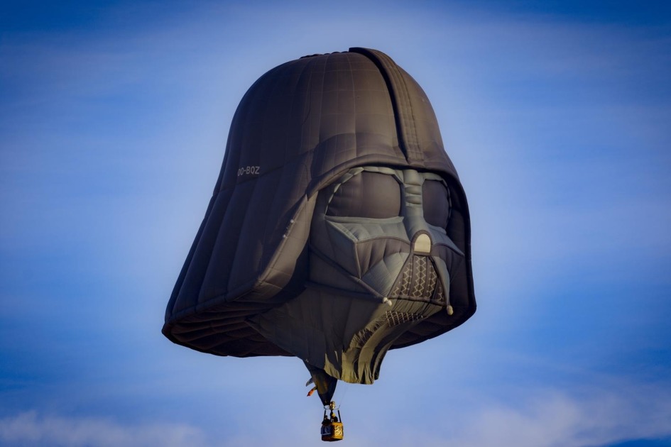 Balon udara panas Darth Vader 'menyerang' udara Inggris