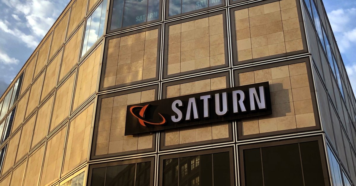 Brosur Saturnus dengan hadiah untuk semua orang: Paket ini menawarkan cek harga
