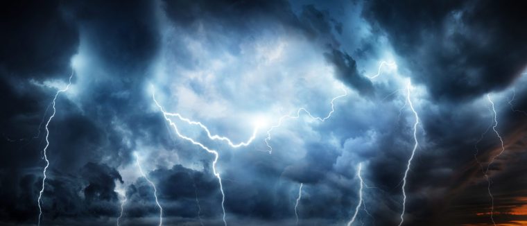 Petir kilat menyambar langit malam. Konsep tentang topik cuaca, bencana alam (badai, Topan, tornado, badai)