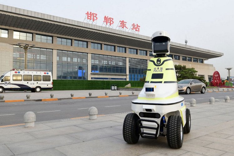 China Sekarang Memiliki Robot Polisi Lalu Lintas Robot