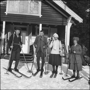 Teman-teman bersiap untuk bermain ski di 1920-an Norwegia