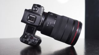 Canon RF 15-35mm f / 2L berpasangan sangat baik dengan Canon EOS R
