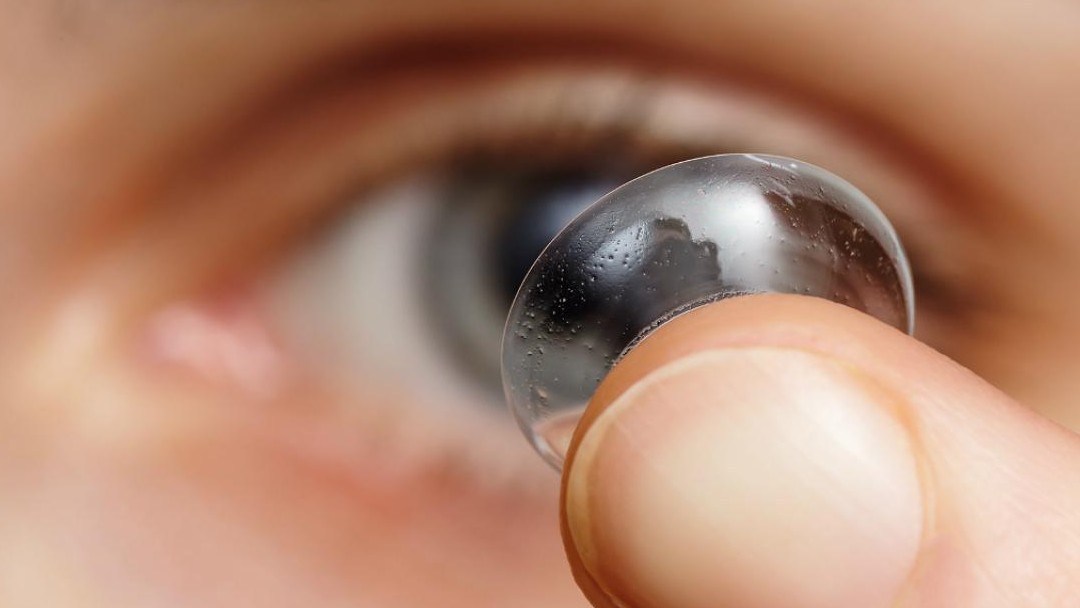 Mereka menciptakan prototipe lensa kontak yang diperbesar saat berkedip