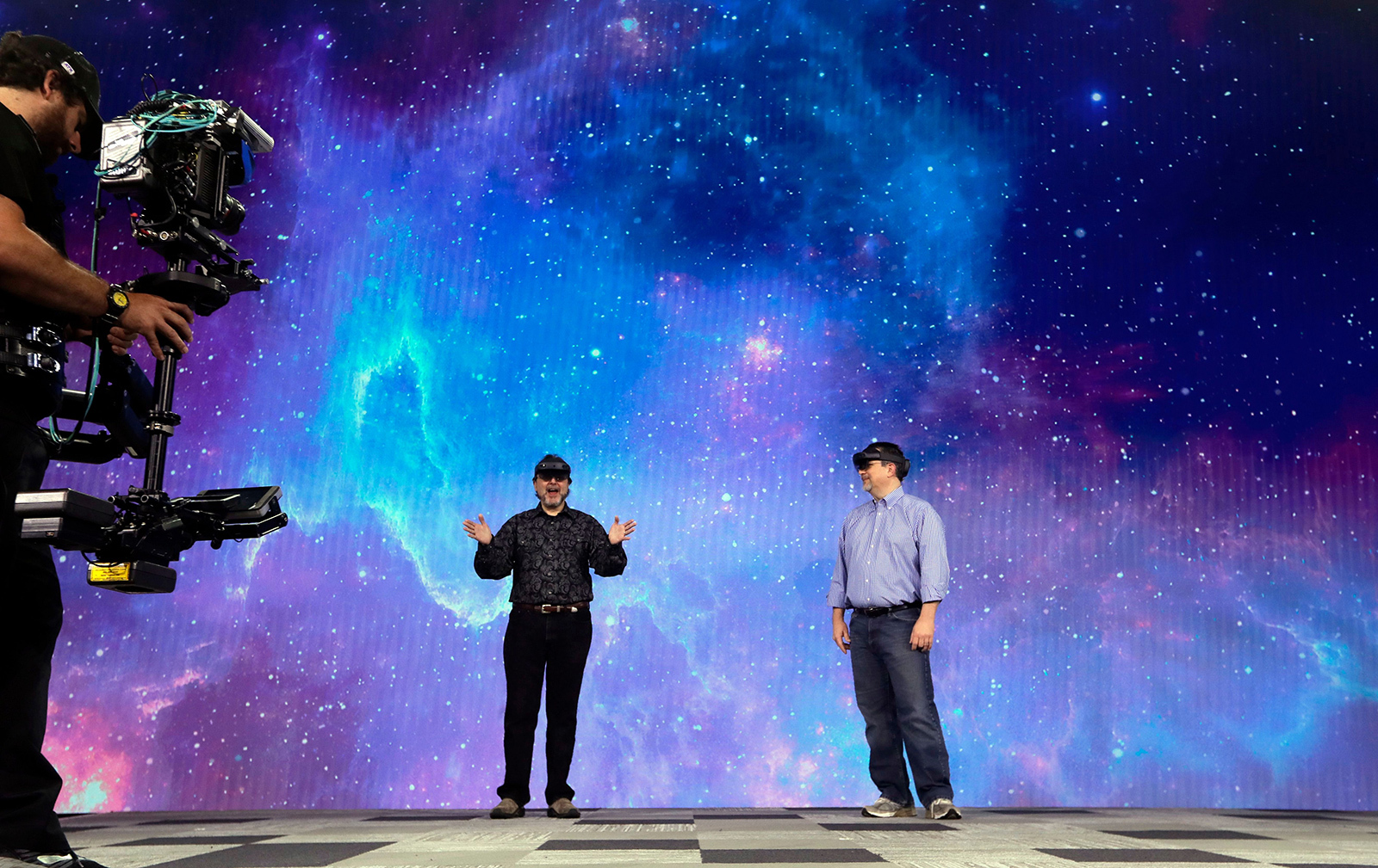 Microsoft mengatakan HoloLens 2 akan dirilis bulan depan
