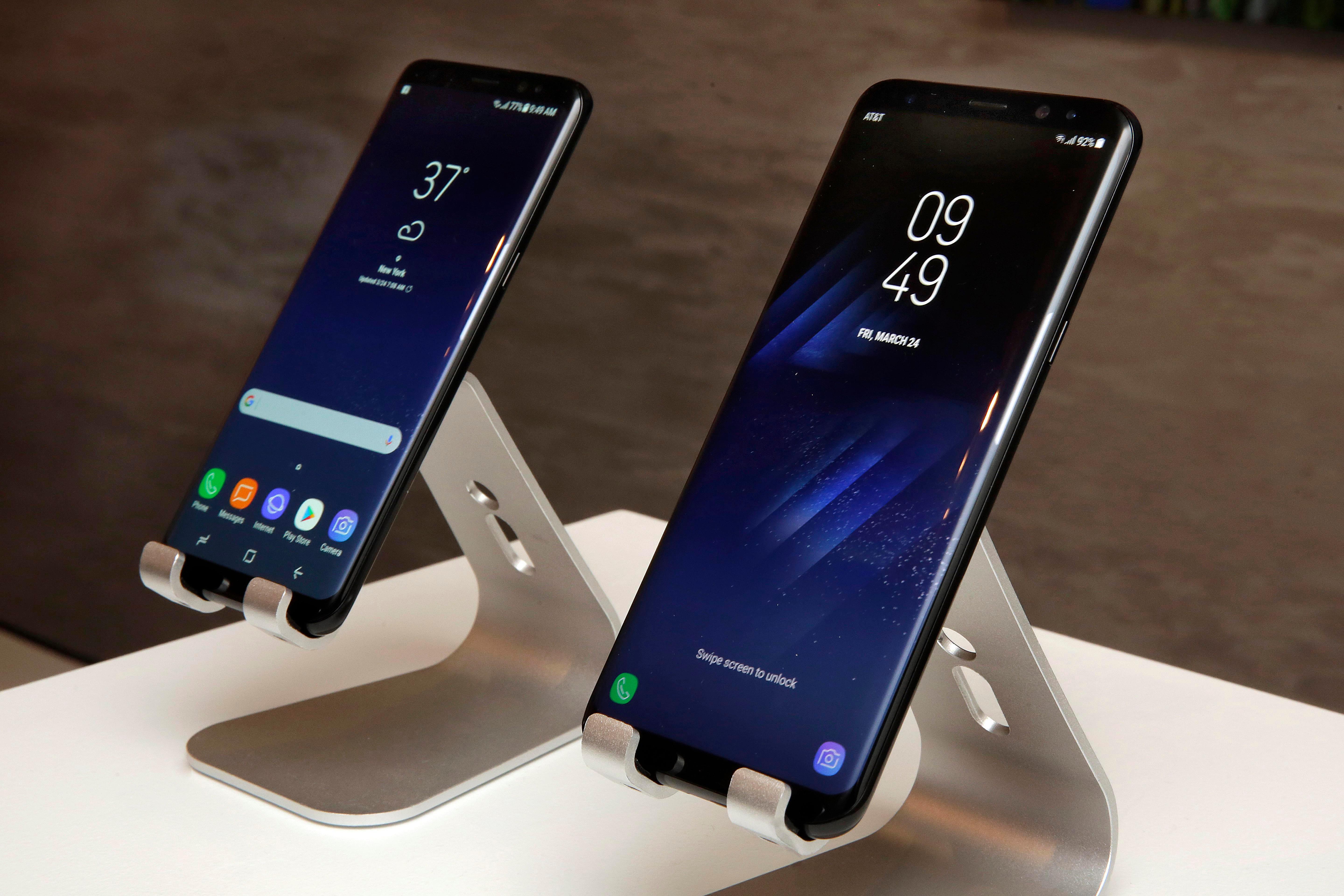     Den nya Samsung Galaxy S8, vänster och Galaxy Mobile S8 Plus visas i New York