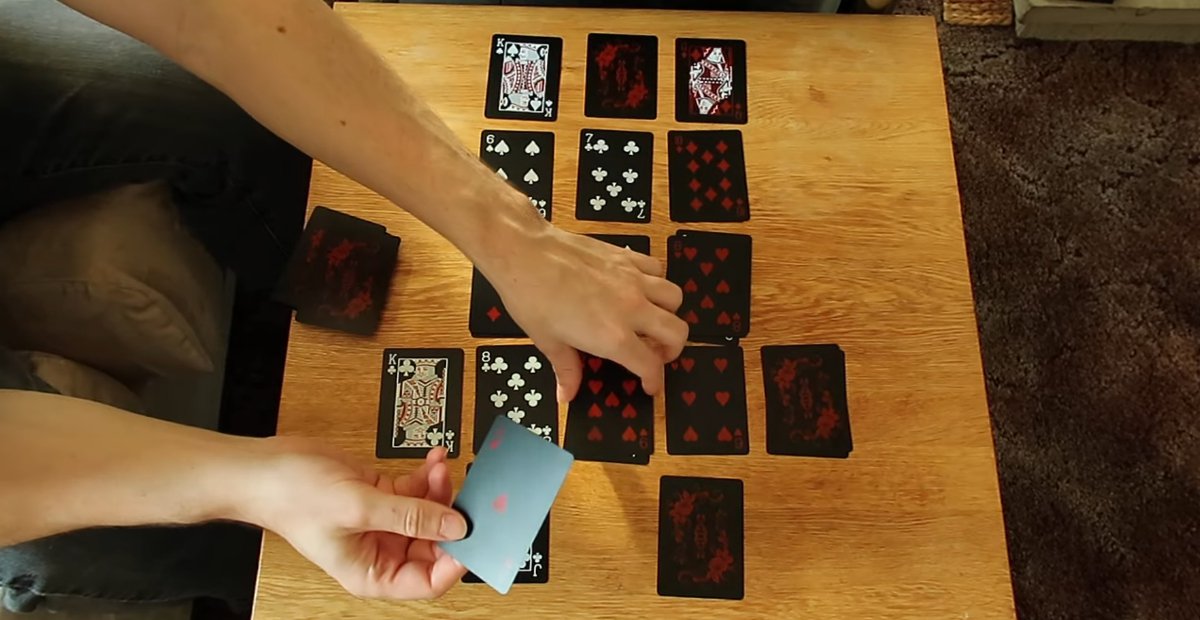 Pencipta Gunpoint dan Heat Signature telah membuat permainan strategi menggunakan setumpuk kartu biasa