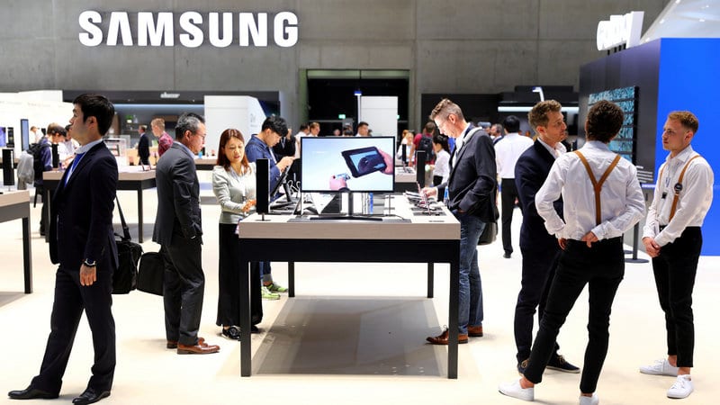 Samsung Flags First Profit Drop in 2 Years on Weak Chip Demand