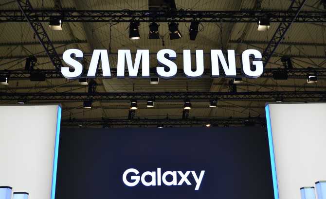 Samsung Galaxy S10 i Pearl White-ton filtrerad på ett foto 1