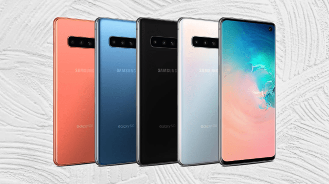 Samsung Galaxy S10 hadir dalam (kiri ke kanan) flamingo pink, biru prisma, hitam prisma, dan putih prisma.