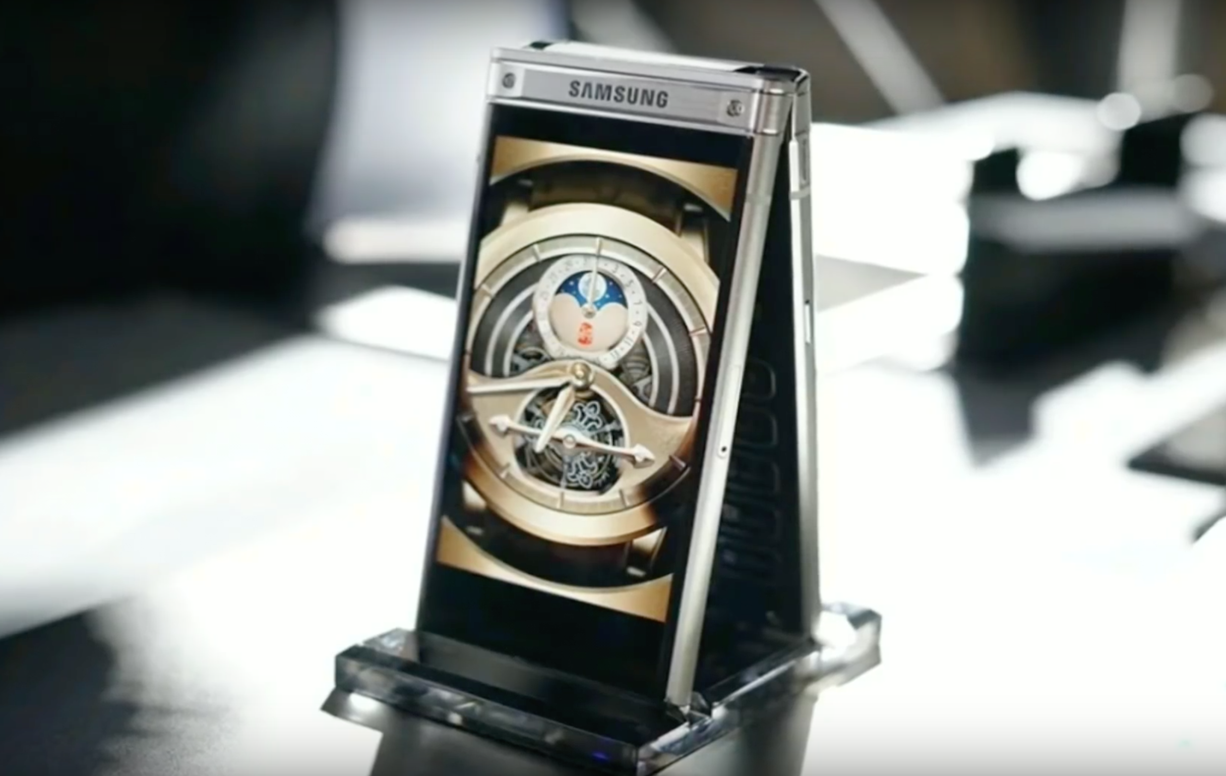 Samsung meluncurkan ponsel flip W2018 yang mewah